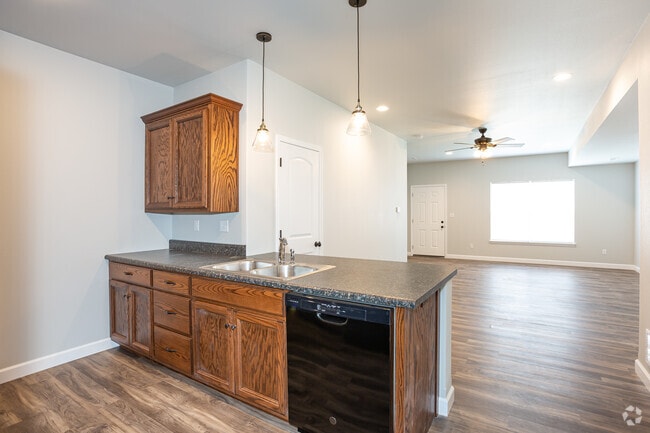 2BR, 1,5BA - 1300 SF