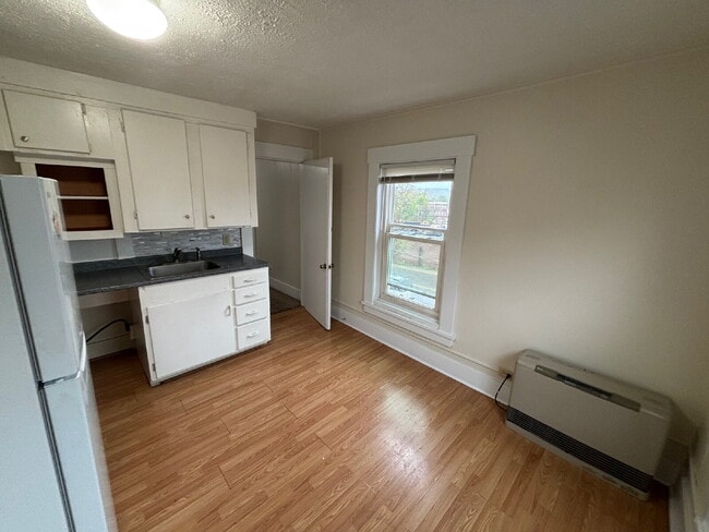 Photo - Cozy & Affordable 1BR Apartment with Heat Included – Convenient Sanford Location! Unidad C