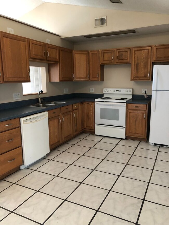 Photo - 4 Bed 1 Bath Home | Pet Friendly | Washer Dryer Hook Ups | Section 8 Welcome