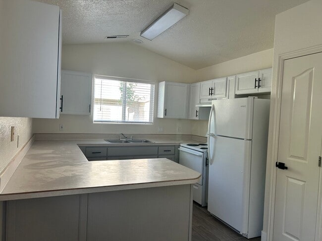 Building Photo - Small Dog Friendly! 3 Bedroom Single-Level... Unit 6 Rental