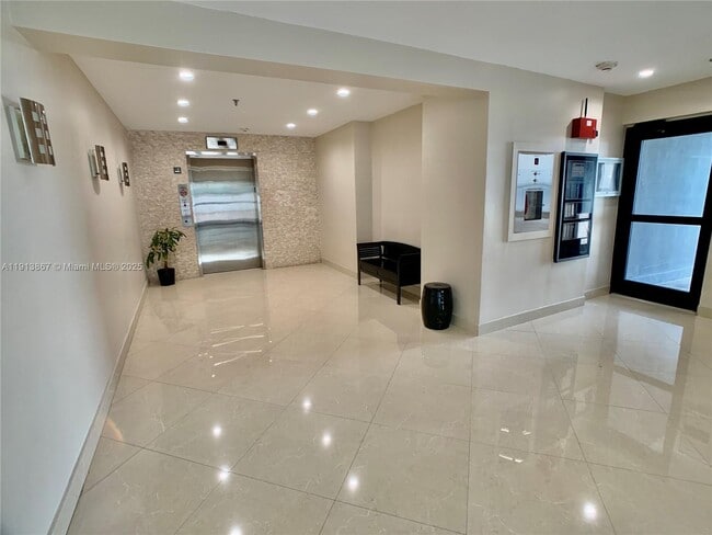 Photo - 555 NE 30th St Unidad 1004