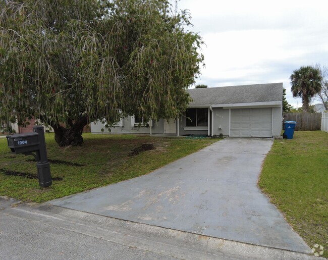 Building Photo - 1204 Linmoor Cir NE Rental