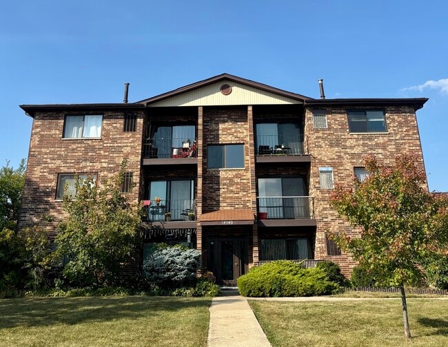 Building Photo - 14949 Lake View Dr Unit 204