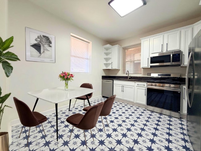 Photo - Indiana Ave 4852-58 118-124 Unit 124-105