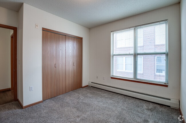 2BR, 1BA - 744SF