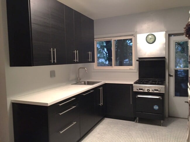 Building Photo - 412A 17th St Unit duplex