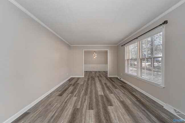 Photo - 625 Versailles Dr SE