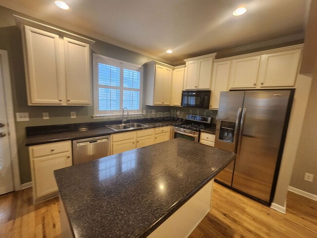 Photo - 587 Delbridge St NW