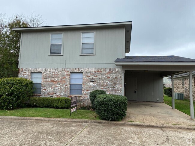 Building Photo - NEWLY UPDATED IN CARRIAGE SQUARE Rental