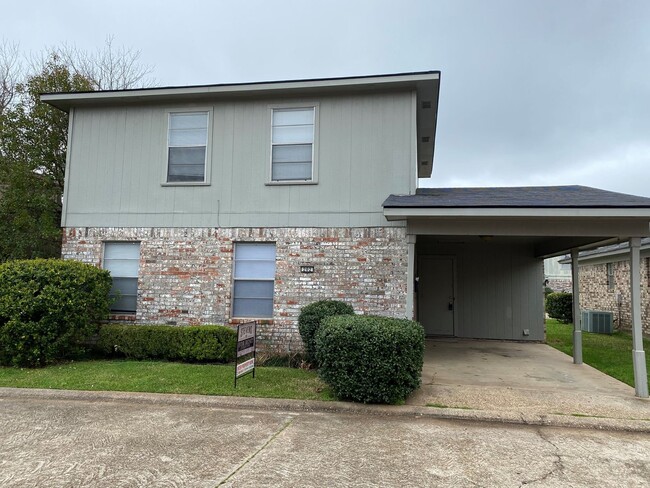Building Photo - NEWLY UPDATED IN CARRIAGE SQUARE Rental