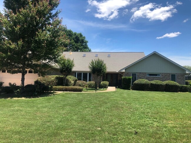 Building Photo - 1548 Glenlake Cir