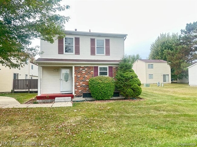 Photo - 2824 Roundtree Dr