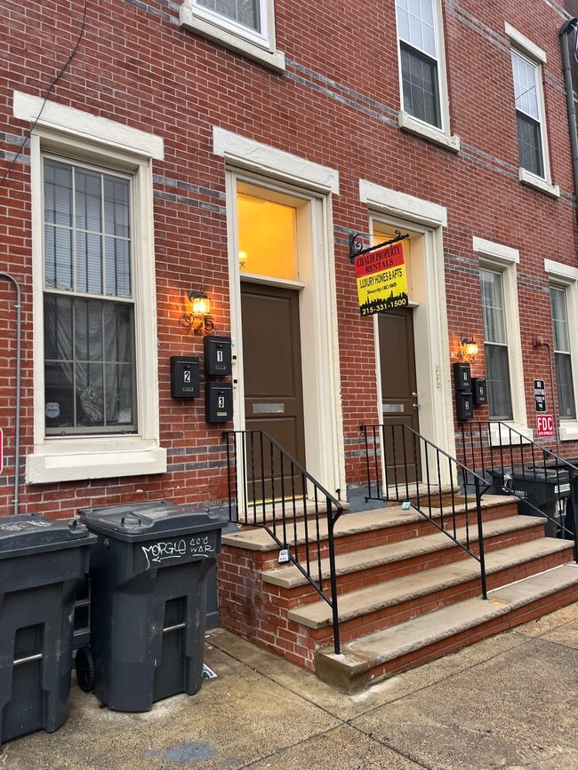 Building Photo - 925 N 15th St Unit 3fl