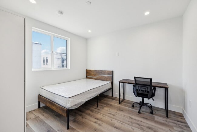 Building Photo - 1348 W 37th Pl