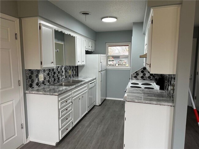 Photo - 2011 Ina Ave