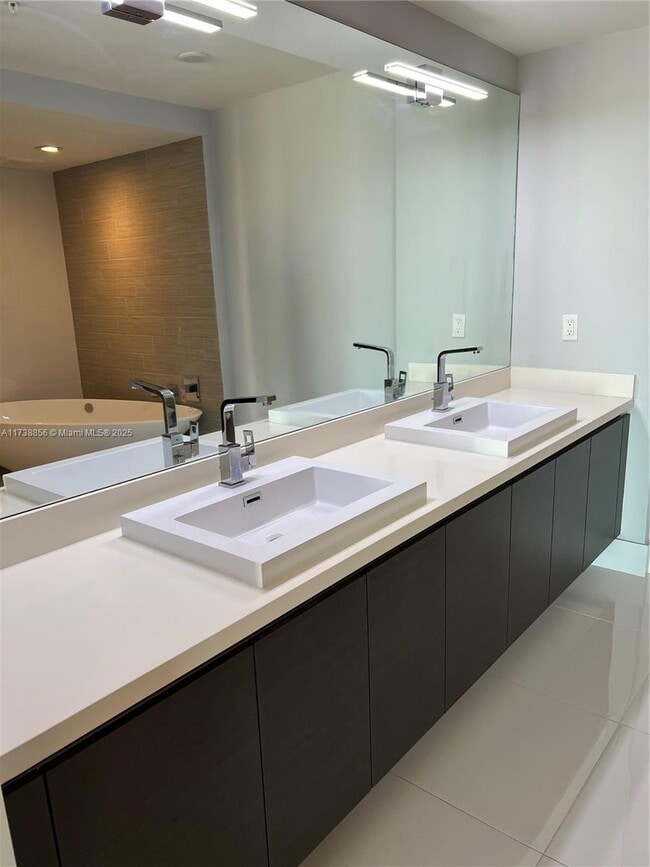 Photo - 300 Sunny Isles Blvd Unidad 4-1805