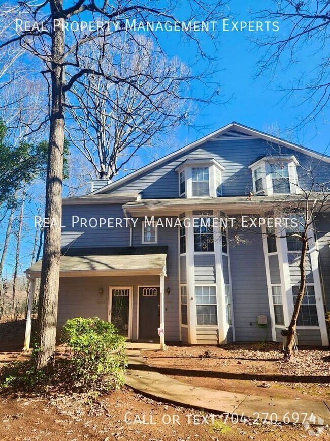 Building Photo - Charming 3BR/2BA Townhouse in Charlotte!