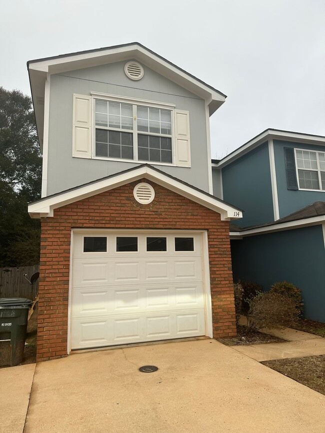 Building Photo - Dunwoody Subdivision - End Unit!  EXTRA PARKING!