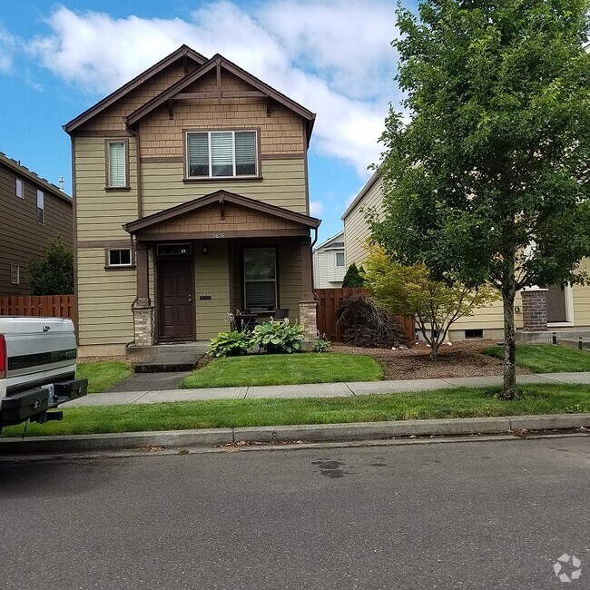 Building Photo - Spacious 3-Bedroom, 2.5-Bath Home in a Con...