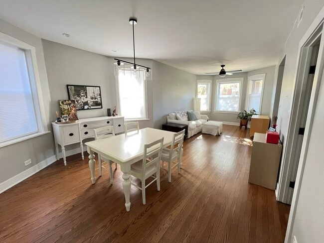 Photo - 2548 W Argyle St