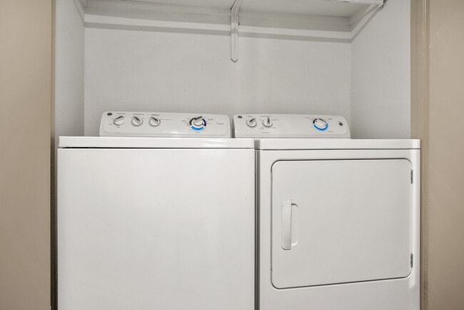C242450_AdairoffAddison_Vacant1b1b_Laundry_01