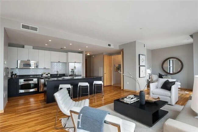 Building Photo - Minneapolis, MN Unit 23