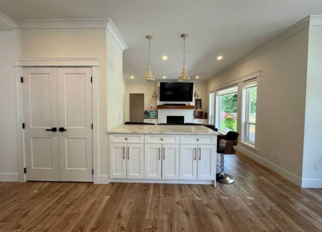 Photo - 23888 117B Av