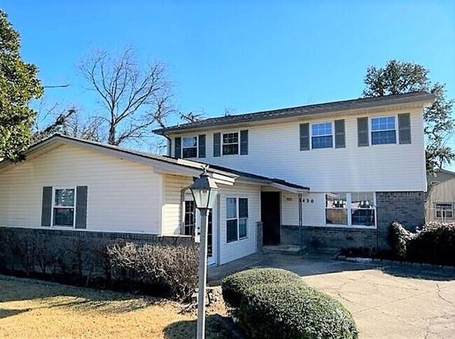 Building Photo - 8430 Birchcroft Dr