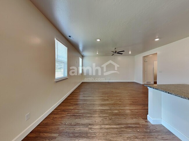 Photo - 825 W Grover Ct