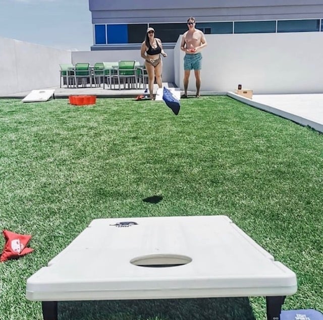 Hoyo de maíz en la terraza de la piscina - Bold Lofts Apartments & Private Office Rentals