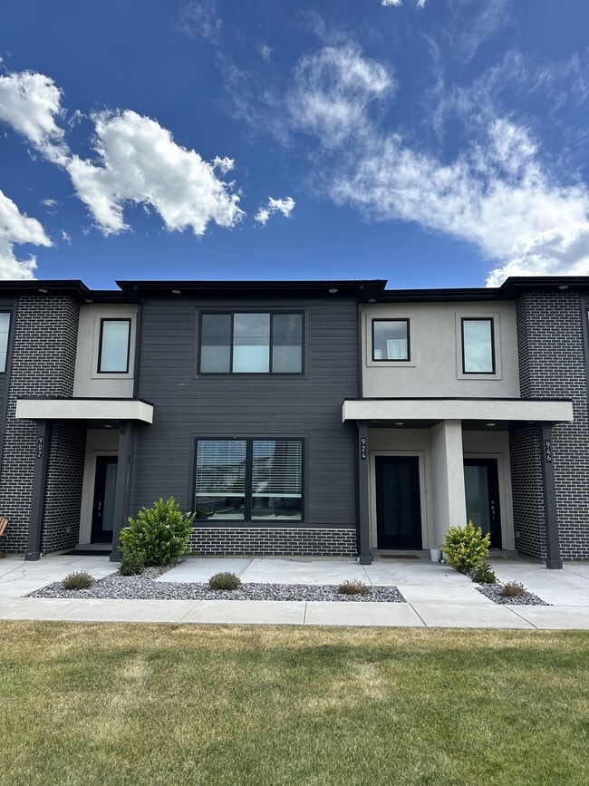 Building Photo - 924 W State Rd