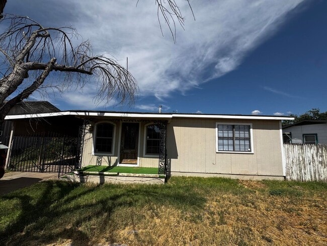 Building Photo - 2 Bed 1 Bath Ready To Rent ASAP!