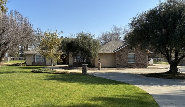 Building Photo - 4 Bedroom 3 Bath Home