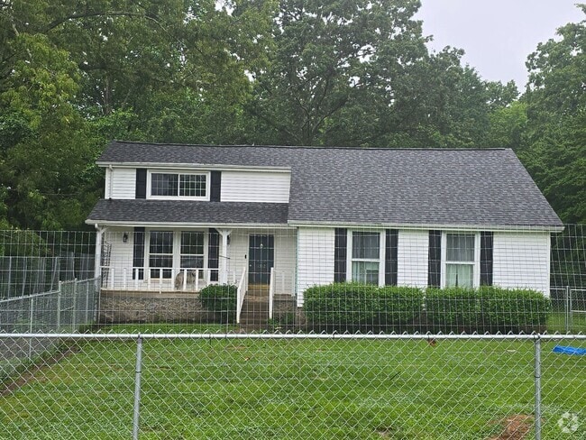 Building Photo - Country Charm Meets City Convenience – You... Rental