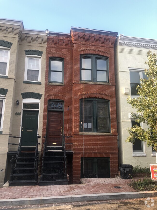 Building Photo - 608 1/2 Acker Place NE Rental