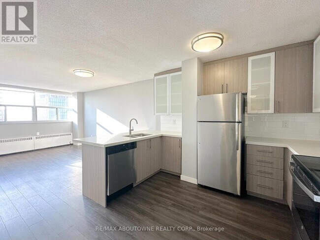 Photo - 2575 Danforth Ave