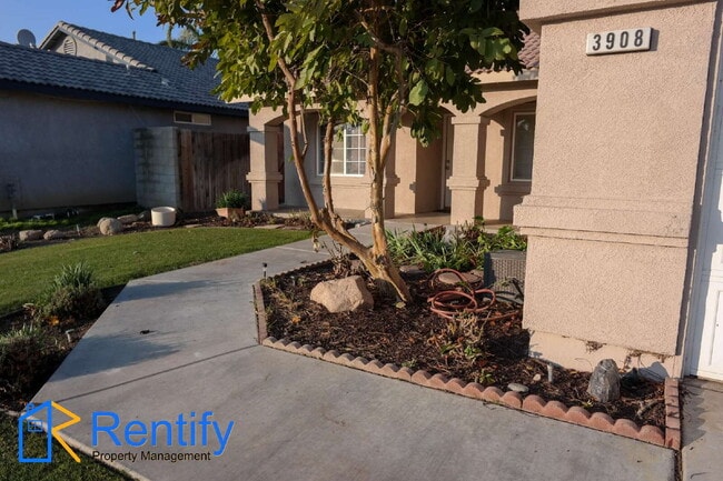 Photo - Updated! 4BD/2BA Home in SW Bakersfield