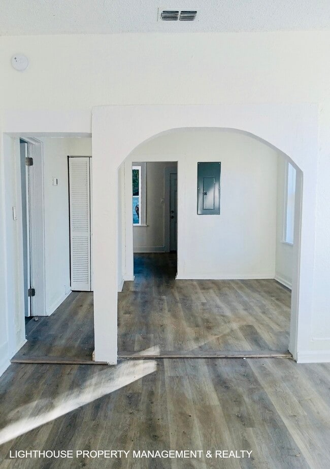 Photo - 3 Bed/1 Bath Craftsman Style Home!