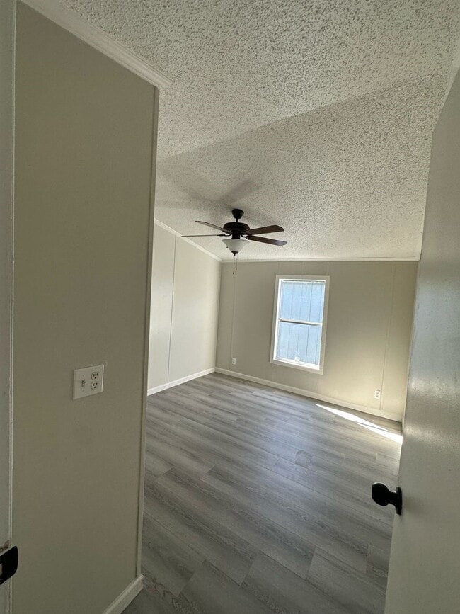 Building Photo - 1100 Rd 5894