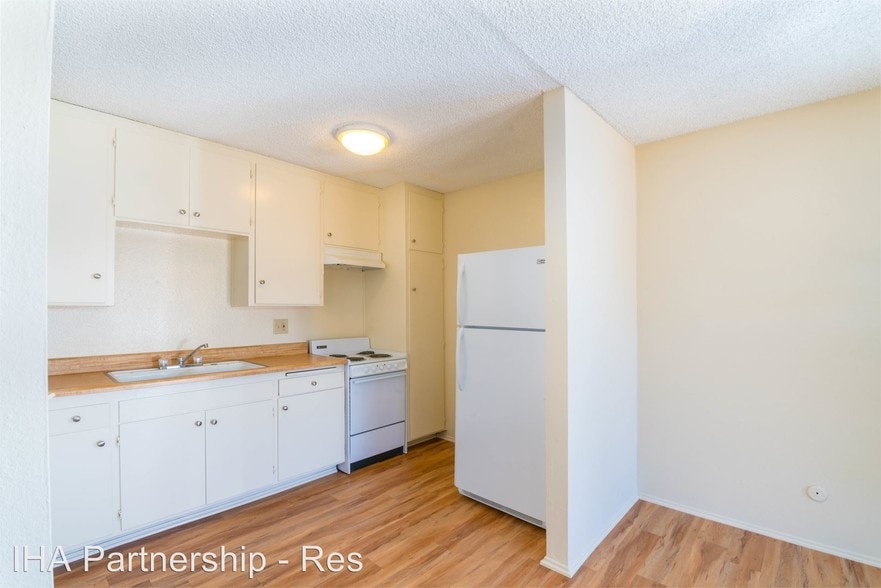 Studio, 1 BATH - 420 SF