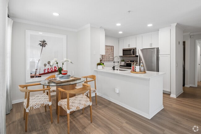 2BR, 2BA - 983SF - Dining Room and Kitchen