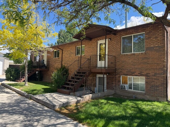 Building Photo - 54 W Clearfield triplex Unit 2
