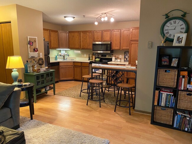 Amplia cocina con mucho espacio de almacenamiento. - 2160 Ridge Dr Unidad 12