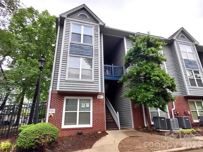 Building Photo - 505 N Graham St Unit 1A