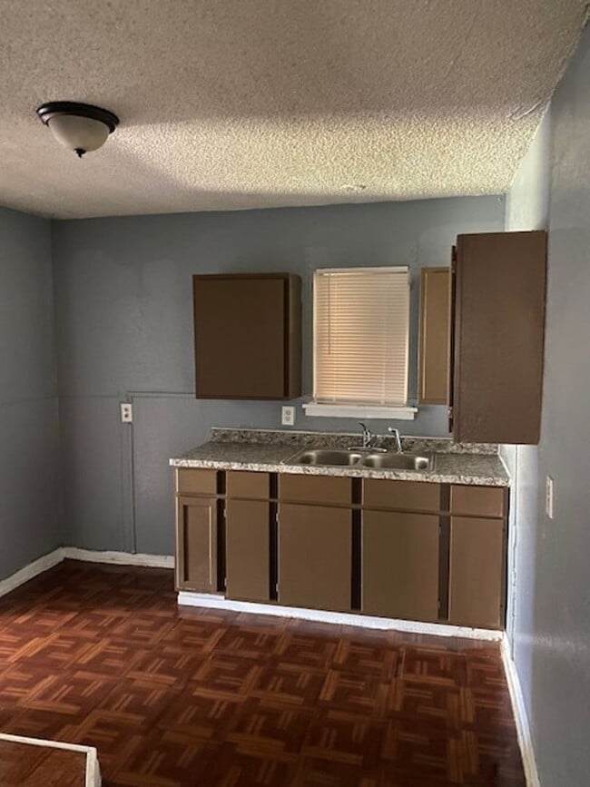 Building Photo - 2 BED 1 BATH HOUSE FOR LEASE