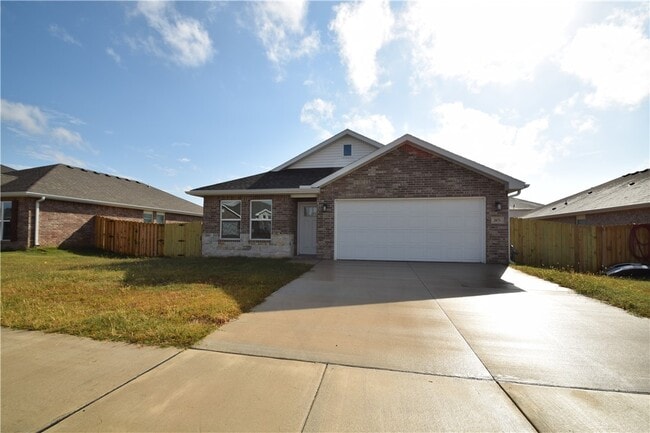 Building Photo - 2071 Bluestem Dr