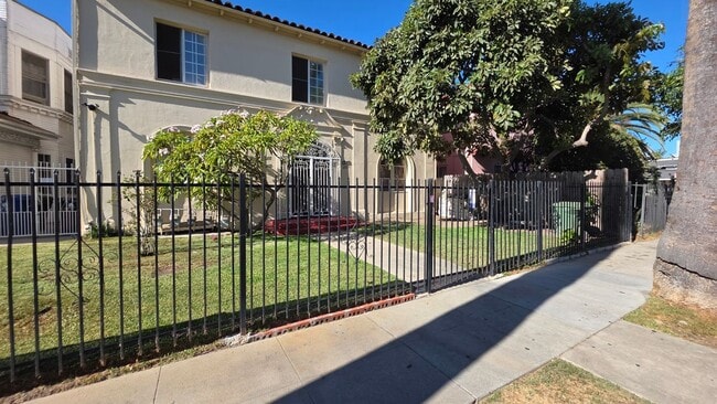 Building Photo - 1251 W 36th St