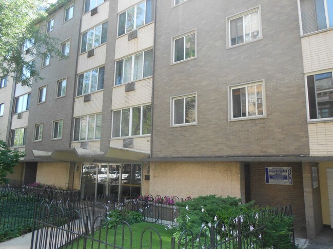 Building Photo - Affordable East Lakeview Studio! Unit 202 Rental