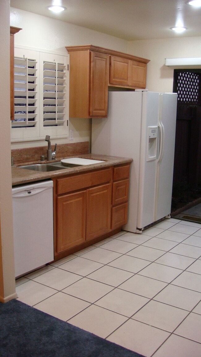 Cocina (ahora tiene suelo laminado de madera) - 2870 N Cottonwood St Unidad 14