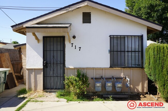 Building Photo - 717 30th St Unit 717 30th St